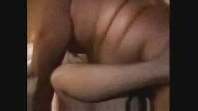 राम्रो स्तन संग एक सेक्सी गोरा उनको कसिएको बिल्ली ओठ मालिश गर्दै छ