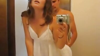 सेक्सी बुटीहरु संग दुई प्यारा महिला एक थ्रीसम मा चुदाई गर्दै छन्