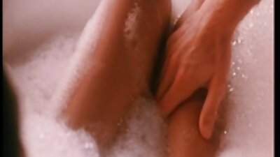 पेटिट जापानी पोर्नस्टारलाई दुई सुन्दर केटाहरूले बाहिर प्रयोग गर्छन्