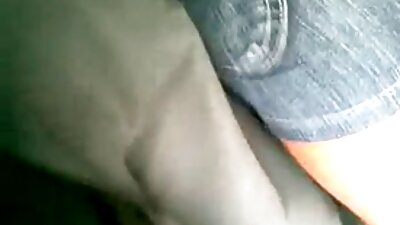 सेक्सी बिल्ली संग एक श्यामला आफ्नो भिजेको योनी ओठ राम्रोसँग छेड्छ